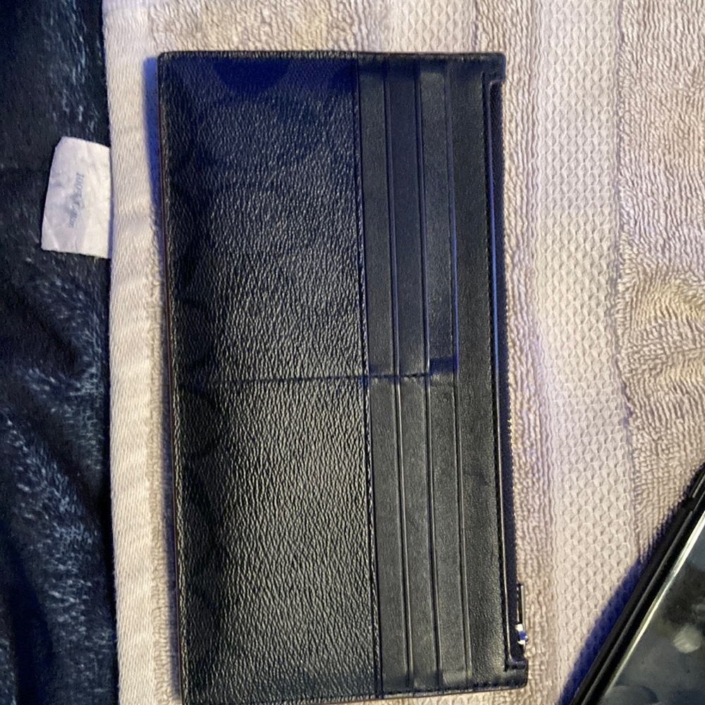 Authentic coach zipper wallet In amazing condition